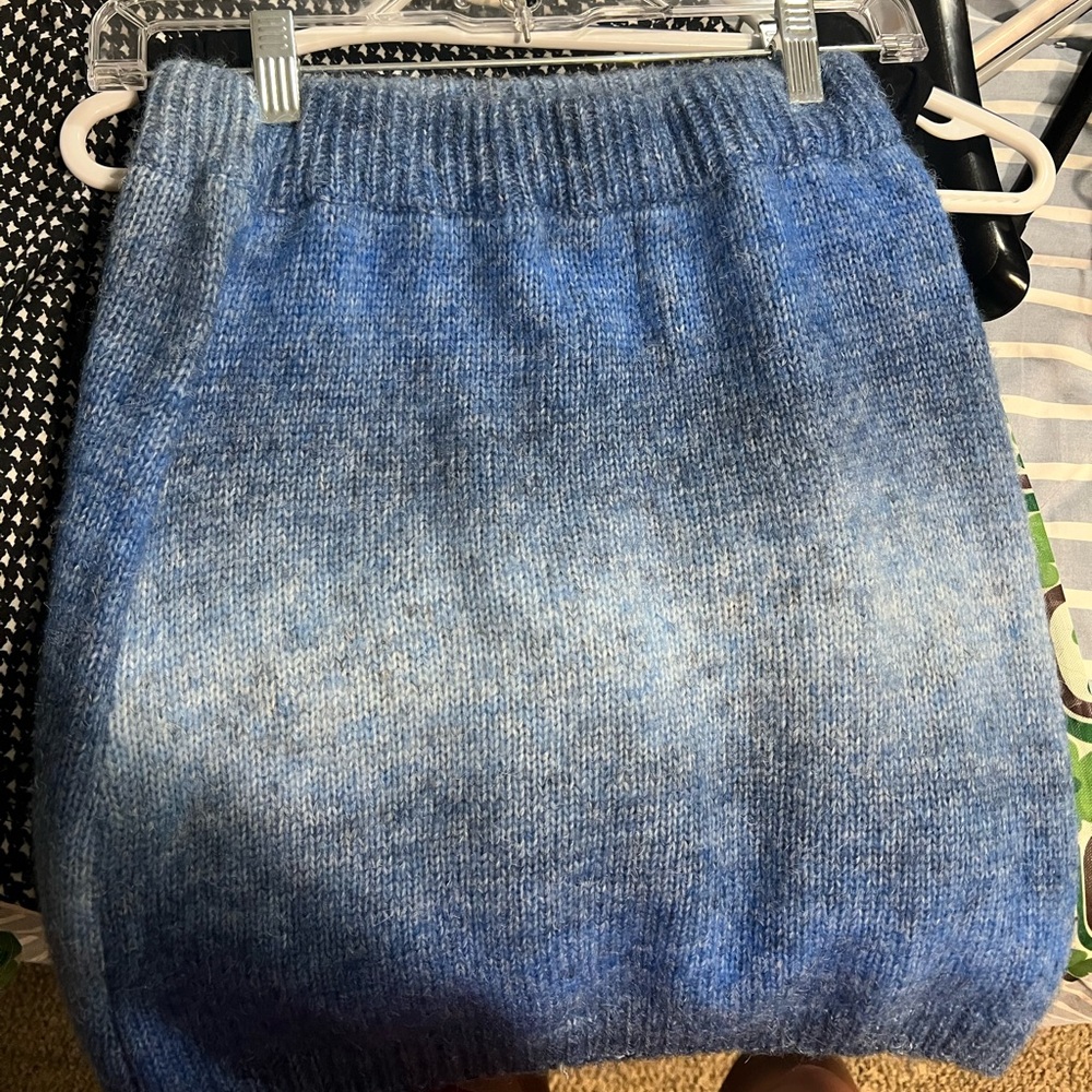 Super cute blue ombre patterned sweater mini skirt